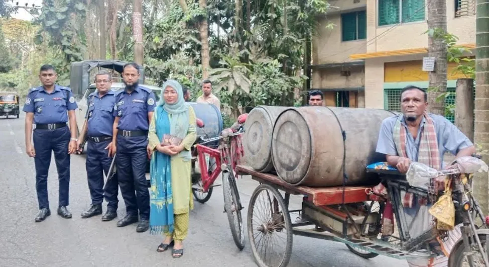 বরিশালে থামানো যাচ্ছেনা জ্বালানি তেল পাচার, মজুদদারদের বিরুদ্ধে অভিযান
